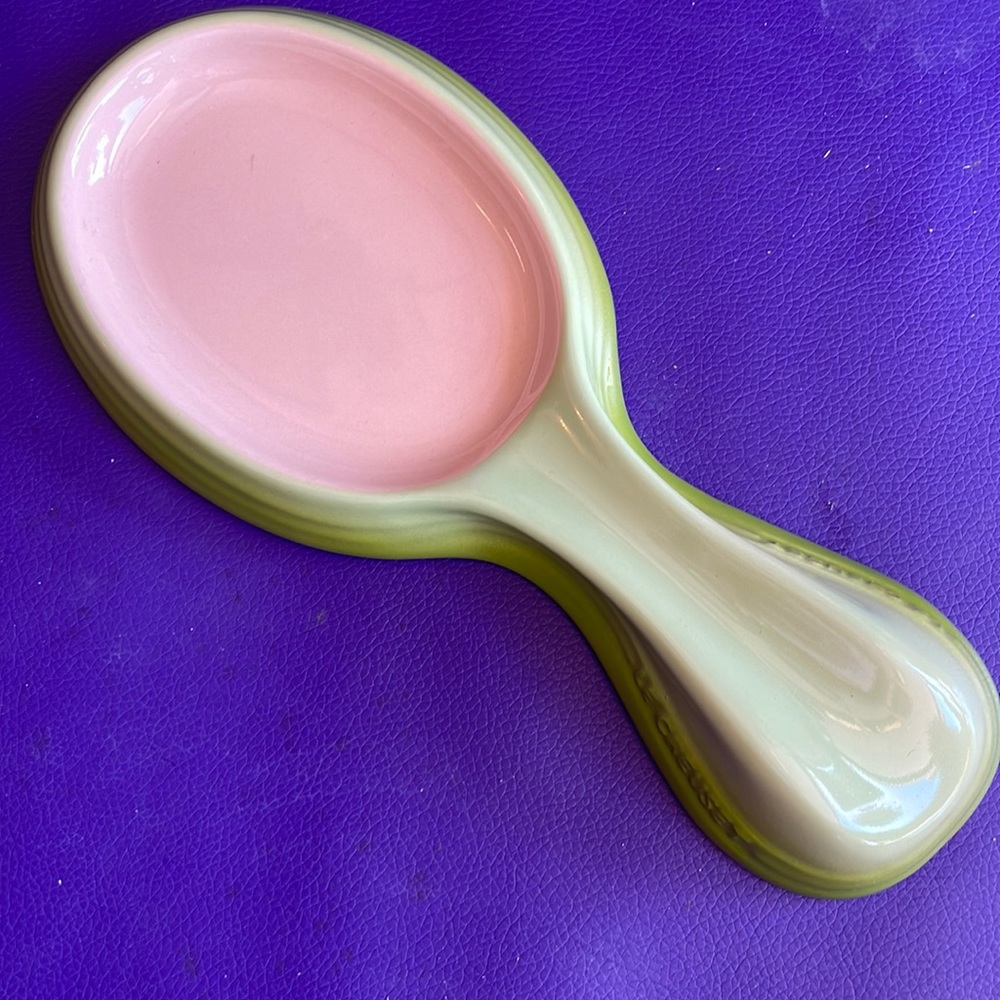 Le Creuset. NWT Spoon rest. Kiwi Green.